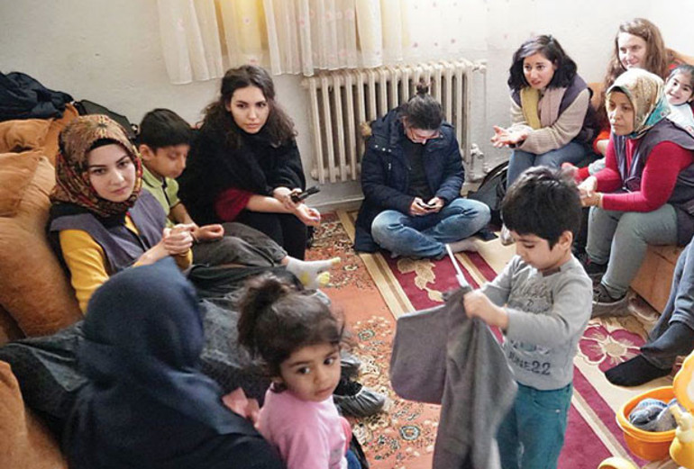 Yaşamıyoruz ama ölü de değiliz...Türkiyenin 4 farklı şehrinden Suriyeli 53 kadın anlatıyor