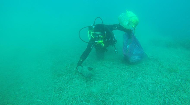 Bodrum’da dalgıçlar deniz dibini temizledi