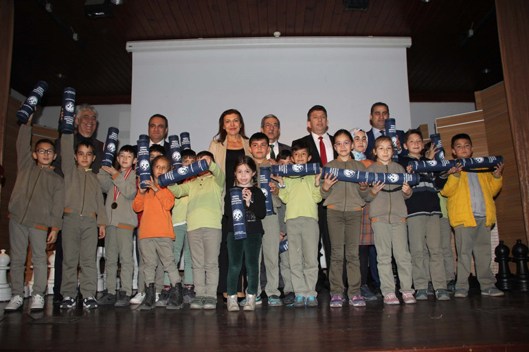 Bakan Selçuk’tan öğrencilere satranç takımı