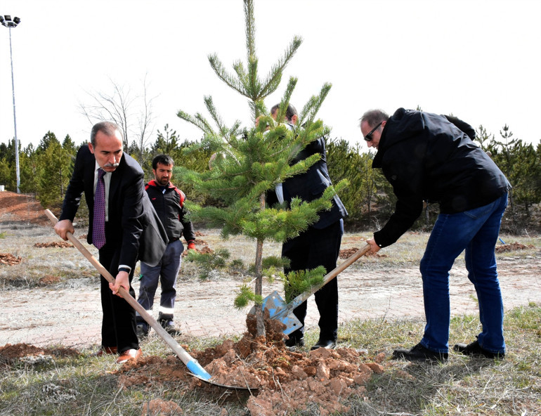 Rektörün öğrencilere doğum günü hediyesi fidan