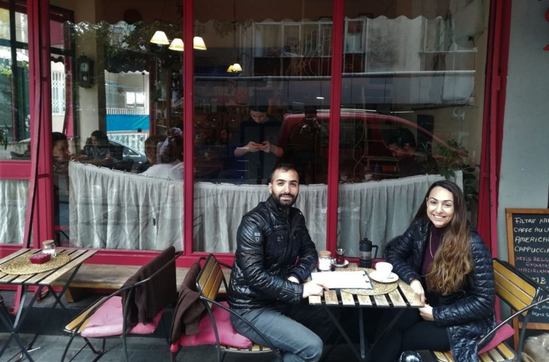 Küçük bir evde, dip dibe ama uzak kız kardeşler
