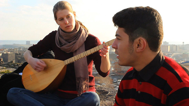 Berlinli müzisyen, sazın filmini çekti