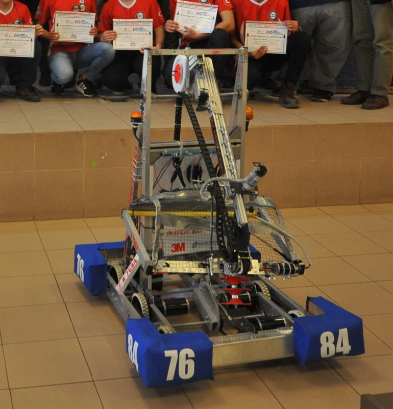 Liselilerden gemilere yük taşıyacak robot