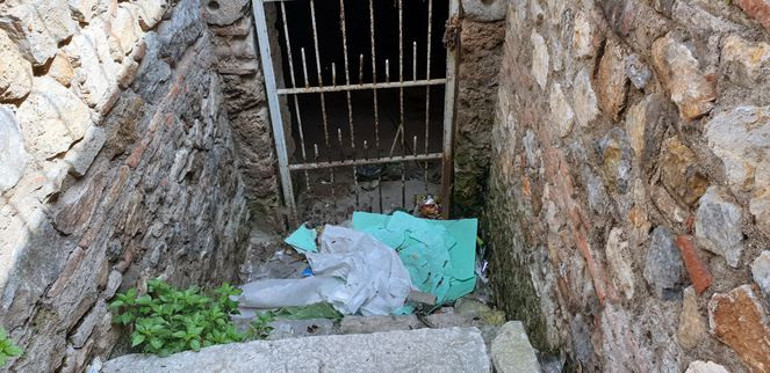 Ayasofyadan sonra en önemli eser olarak gösteriliyor Çöp yığınlarıyla doldu...