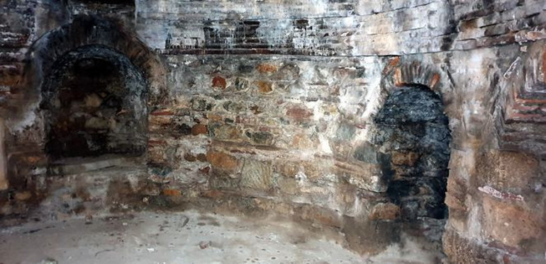 Ayasofyadan sonra en önemli eser olarak gösteriliyor Çöp yığınlarıyla doldu...