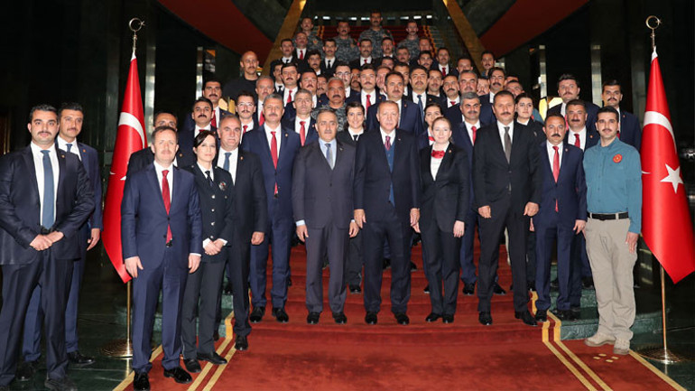 Cumhurbaşkanı Erdoğan, Külliyede polislerin bayramını kutladı