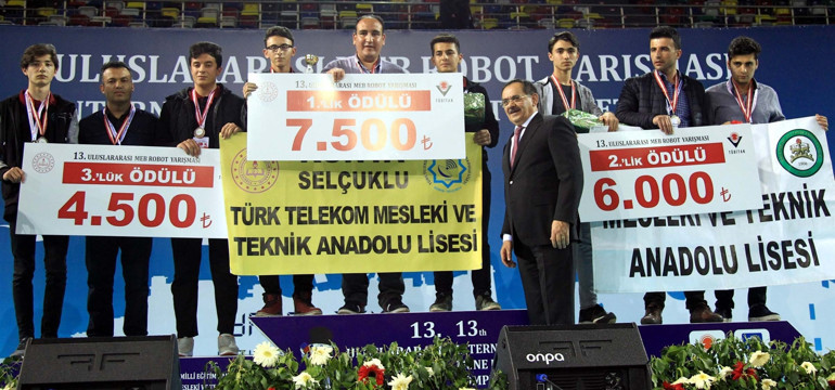 Robot yarışmasının kazananları, ödüllerini aldı