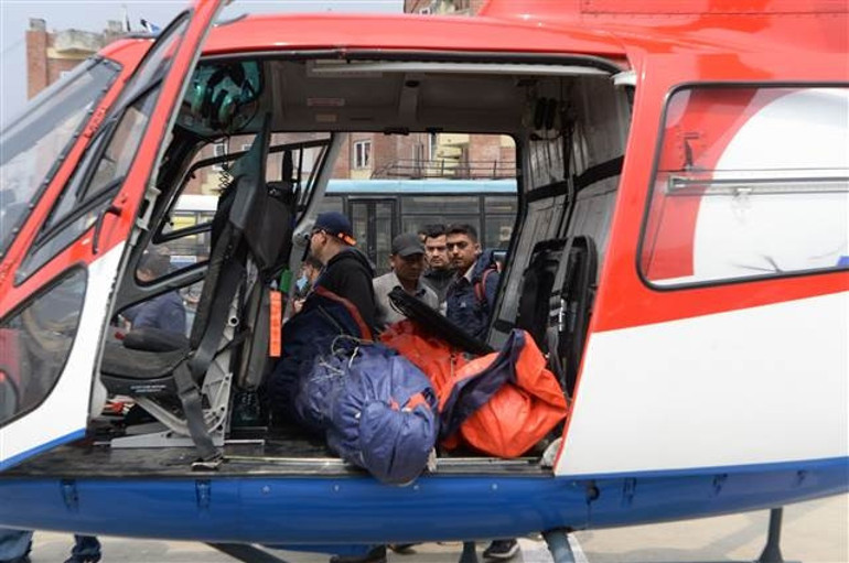 Nepalde uçak pistteki helikoptere çarptı: 3 ölü