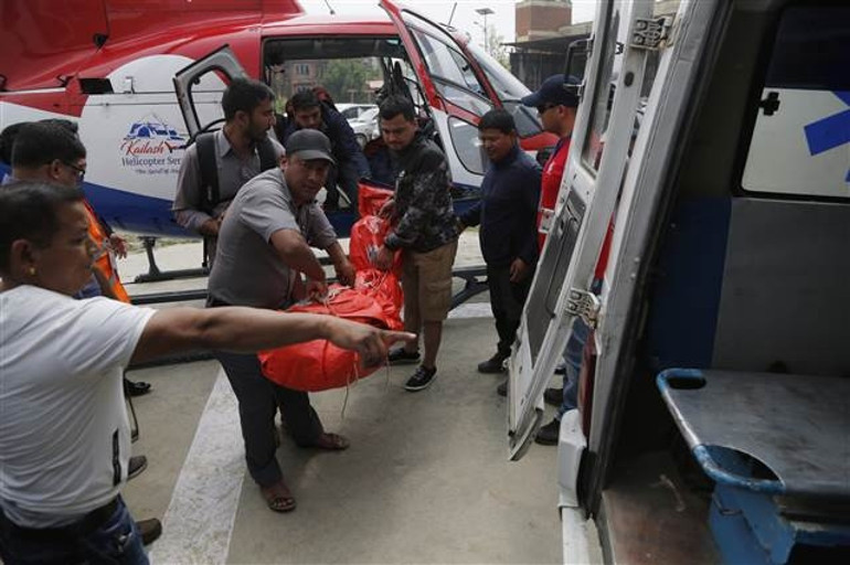 Nepalde uçak pistteki helikoptere çarptı: 3 ölü