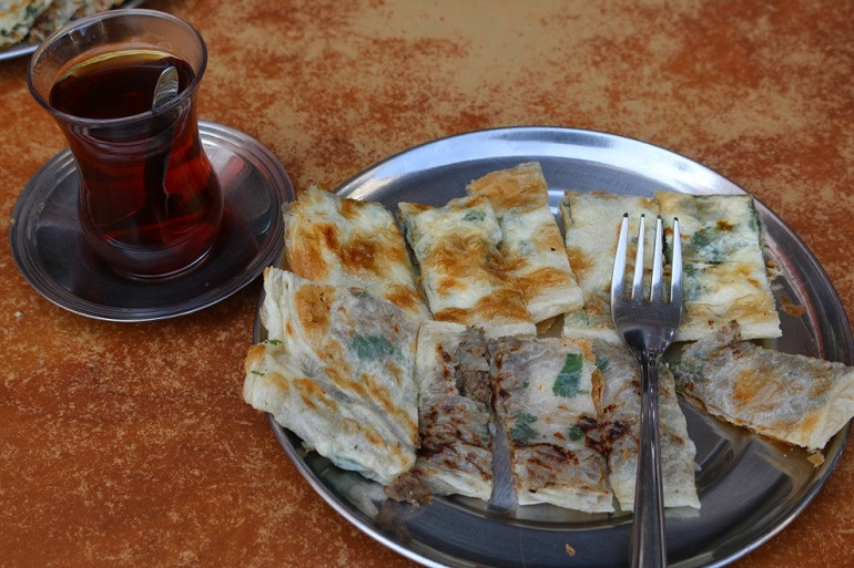 Tarihi Kemeraltı Çarşısı’nda lezzet turu