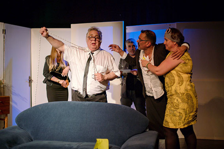 ‘Dümen’ Hamburg’da kahkahaya boğdu