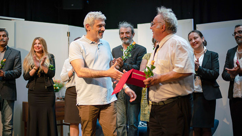 ‘Dümen’ Hamburg’da kahkahaya boğdu