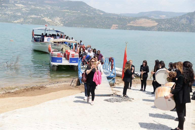Teknelere sığmadılar... Orayı görmek için geldiler