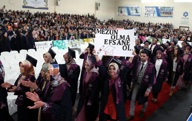 Üniversiteliler böyle mezun oldu