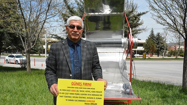 Tasarladığı güneş fırınını öğrencilerinin hizmetine sundu