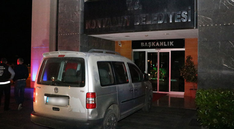 Alkollü sürücü, kamyonetini başkanlık makamının önüne park etti