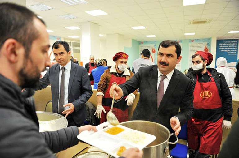 Köln’deki ilk iftara bin 200 kişi katıldı