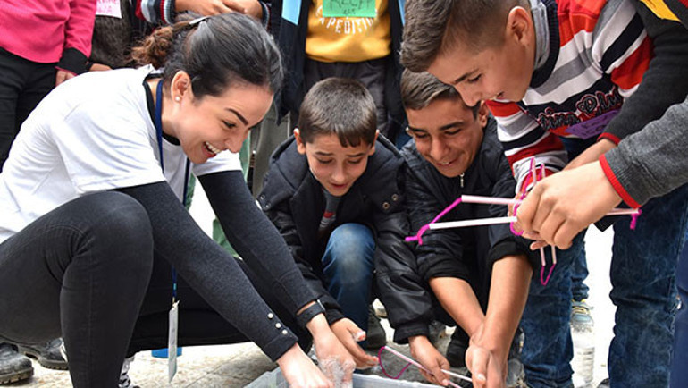 Hayaline dünya inandı