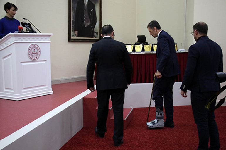 Bakan Selçuk törene bastonla geldi