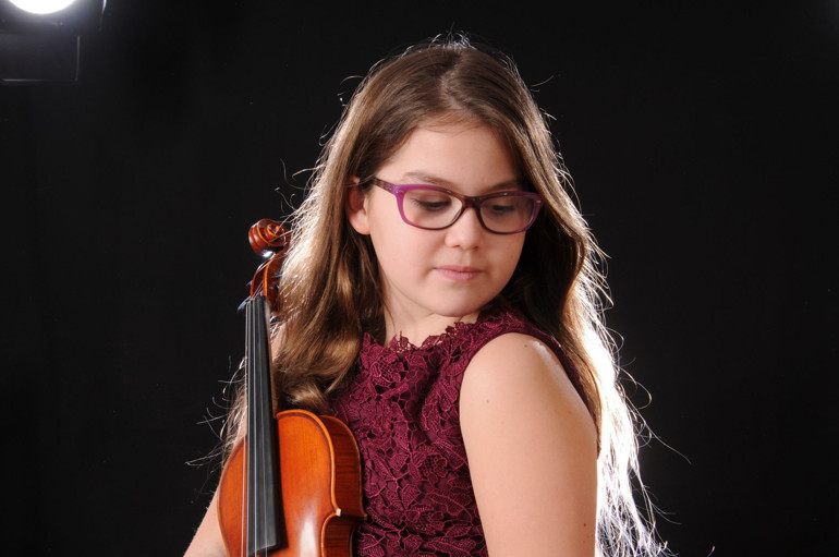 İdil Biret genç kemancıyla sahnede