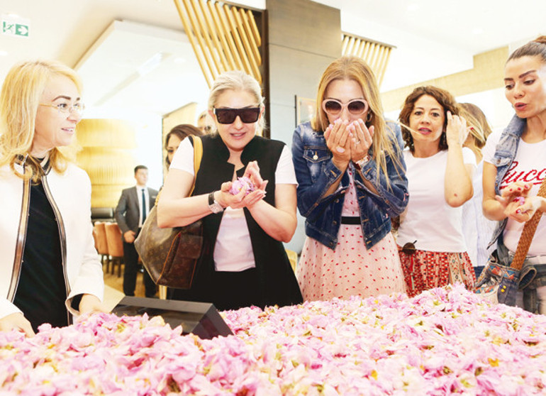 Ünlüler gül hasadında