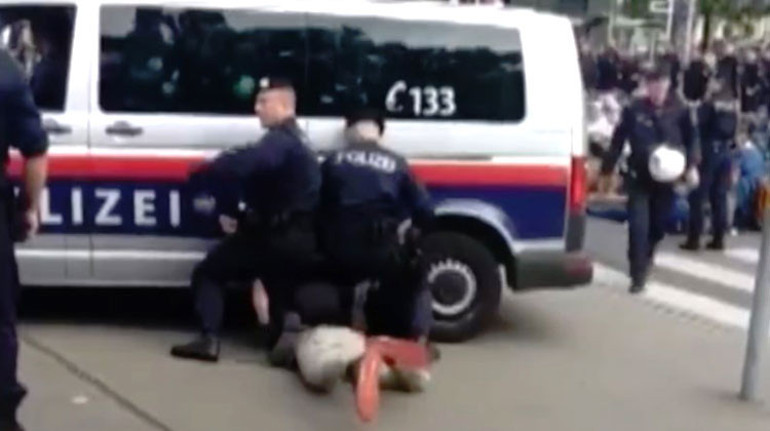 Avusturya polisi şoke etti: Protestocunun kafasını eziyorlardı