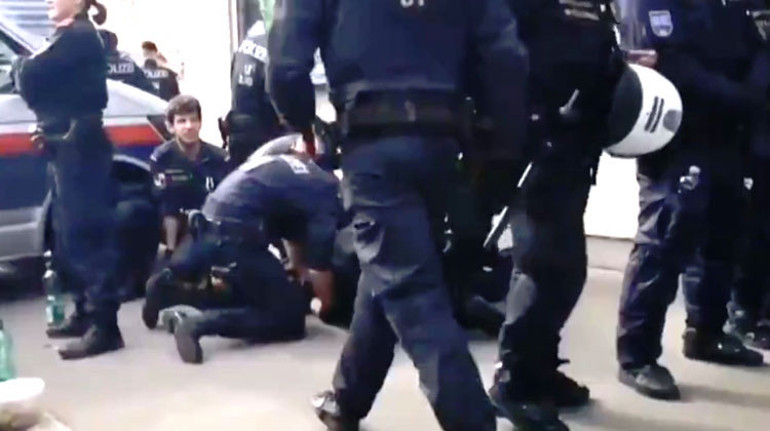 Avusturya polisi şoke etti: Protestocunun kafasını eziyorlardı