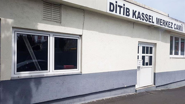 Aşağılık saldırı Müslümanları üzdü: Kuran’ları yırtıp tuvalete attılar