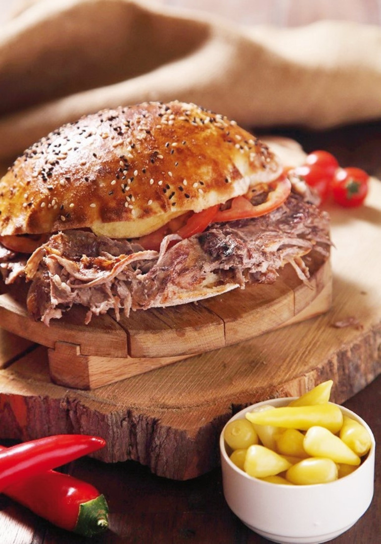 Ataşehir’in en lezzetli dalları döner ağacı
