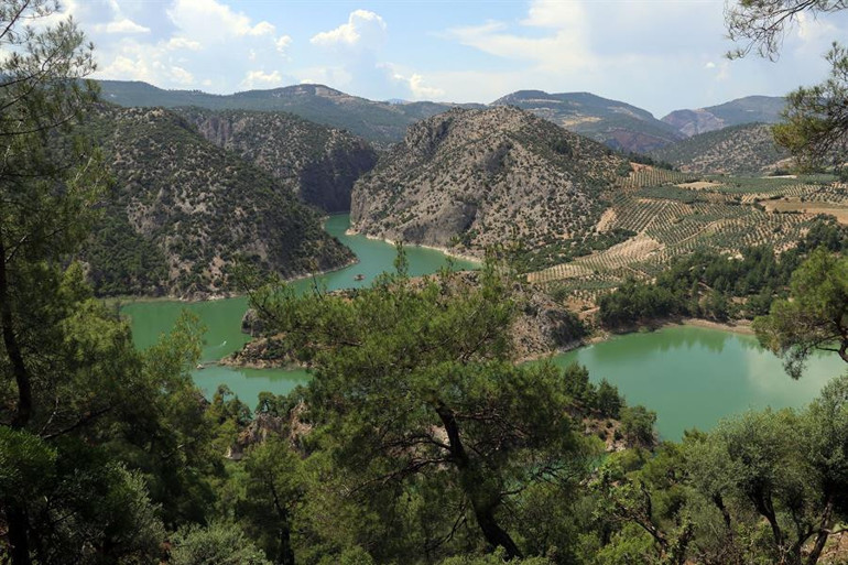 Üç ilin sınırındaki kanyon ziyaretçilerini büyülüyor