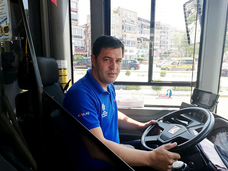 Gurbetçi otobüste unutmuştu: 13 bin lira ve 50 yıllık aile fotoğrafları geri döndü