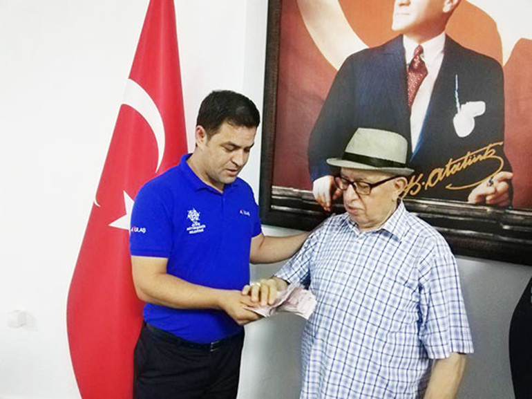 Gurbetçi otobüste unutmuştu: 13 bin lira ve 50 yıllık aile fotoğrafları geri döndü