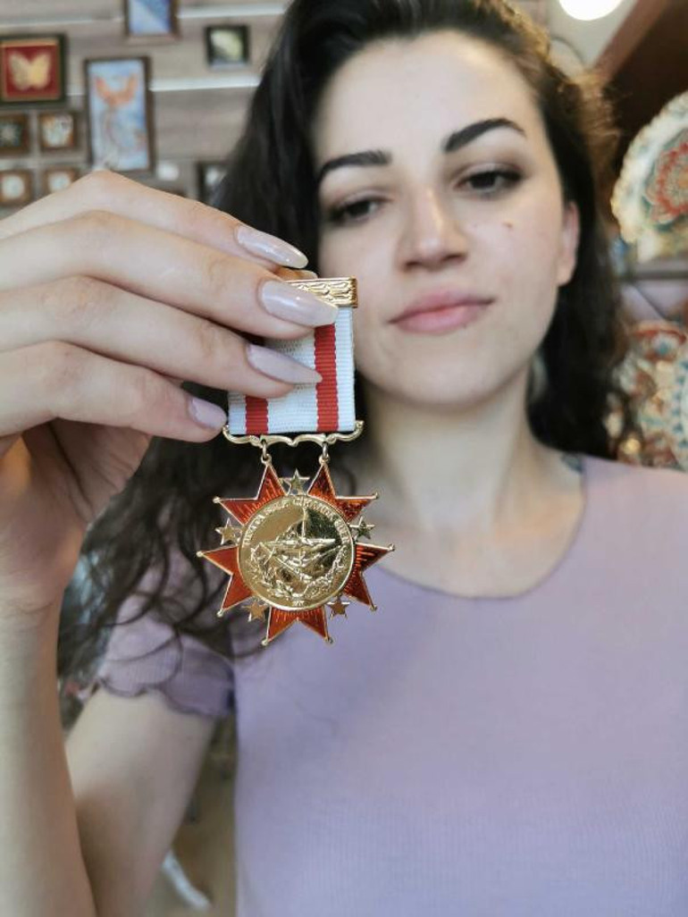 İş yerinin önünde buldu Sahibini arıyor