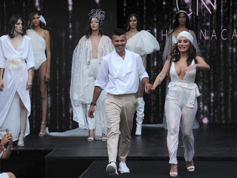 İrem Derici, Çeşme’de podyuma çıktı
