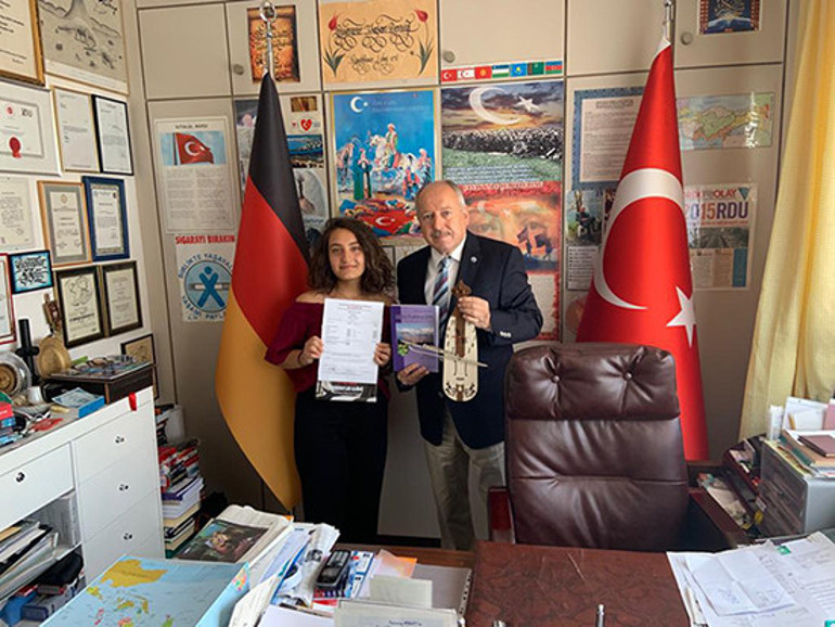 Bahar’ın gururu: Birincilikte bitirdi ve 5 dil biliyor