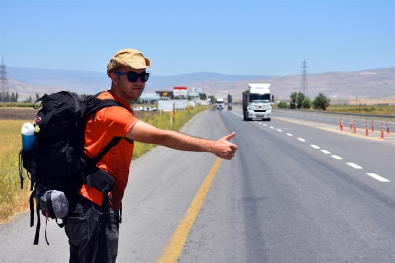 Dünya Barış Ormanlarını kurmak için otostopla il il geziyor