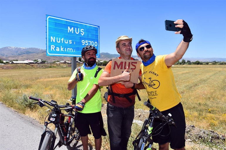 Dünya Barış Ormanlarını kurmak için otostopla il il geziyor