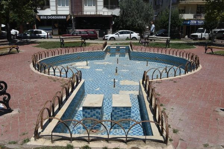 Süs havuzunda akıma kapıldılar, çığlıkları duyuldu Yağmur 5 dakika sonra fark edilmiş