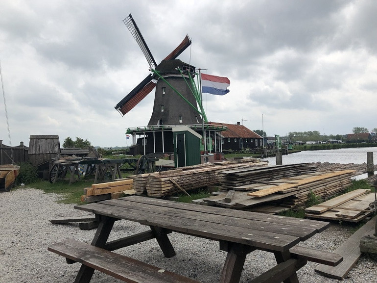Hollandanın masalsı yel değirmeni köyü