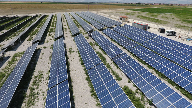 Bu ilçede park ve tesisler güneşle aydınlanıyor