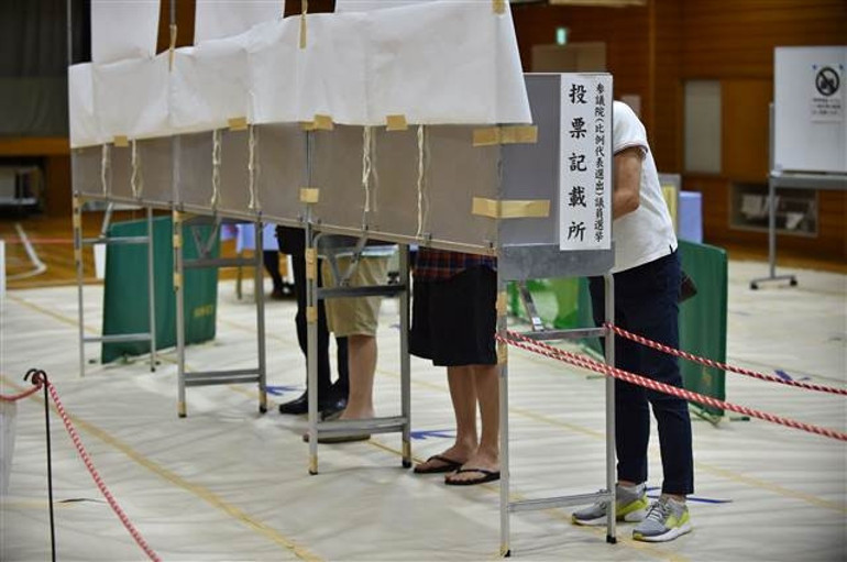 Japonya’da Abenin iktidar koalisyonu kazandı