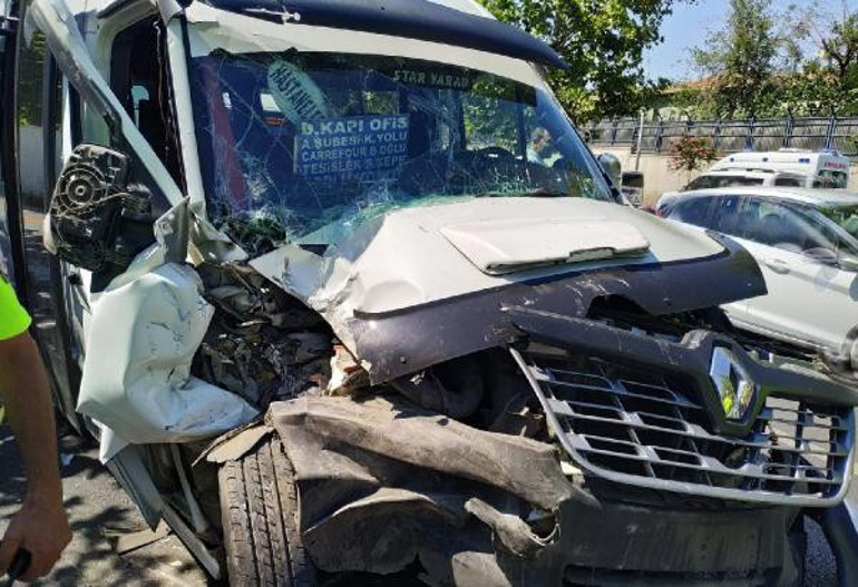 Diyarbakırda yolcu minibüsü traktöre çarptı: 16 yaralı