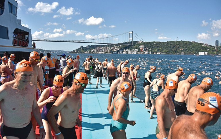 Boğaz’da denizanalarıyla baş başa