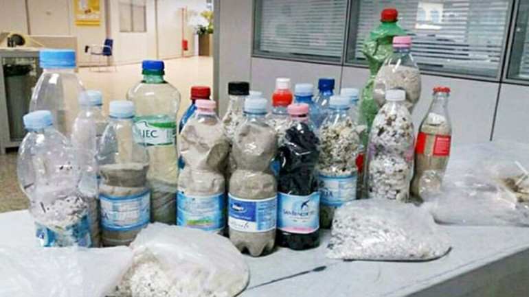 40 kilo plaj kumunu hatıra olarak almışlar: Fransız çift 6 yıl hapisle karşı karşıya