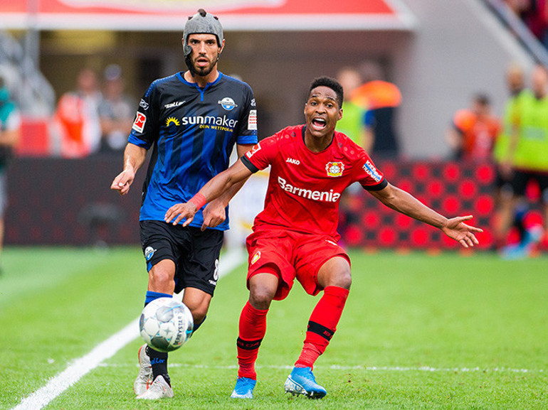 Futbolcular maçta kask taksın