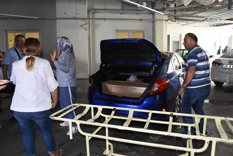 Vahşice öldürülen Eymenin cenazesi otomobilin bagajında getirildi