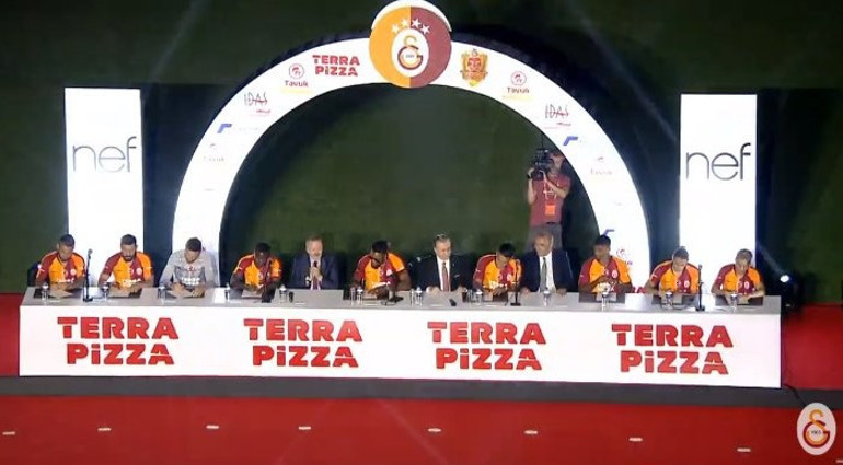 Galatasarayda imza şov