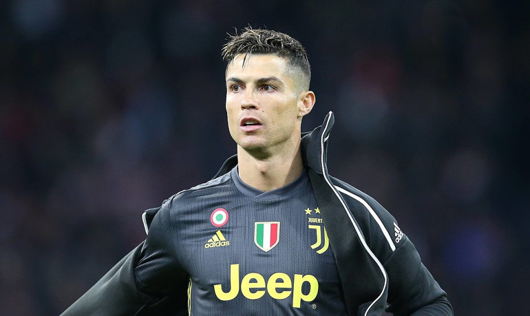 Cristiano Ronaldo, tarihin en büyük sponsorluk anlaşmasına imza attı