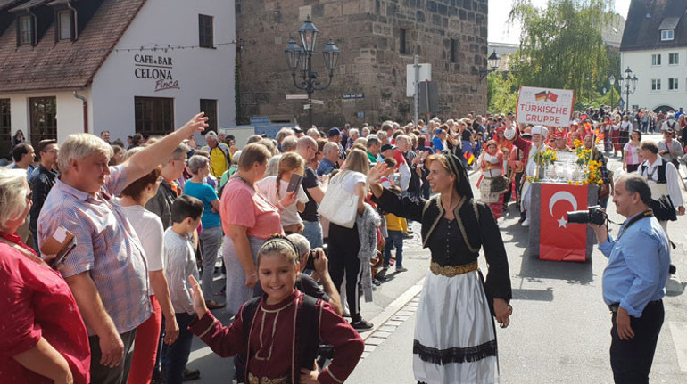 ‘Altın Kızlar’ barış güvercinleriyle geldi