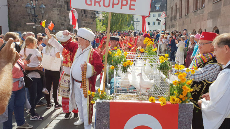 ‘Altın Kızlar’ barış güvercinleriyle geldi